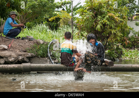 Réparer un tuyau d'eau a éclaté sur les Khlongs de Thonburi, Bangkok, Thaïlande Banque D'Images