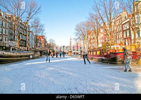 Patin à glace sur les canaux à Amsterdam aux Pays-Bas en hiver Banque D'Images