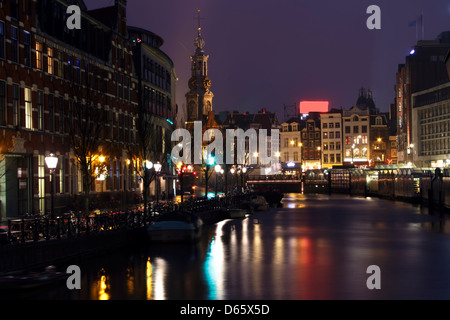 Pittoresque Ville de Amsterdam avec la Munttower de nuit aux Pays-Bas Banque D'Images