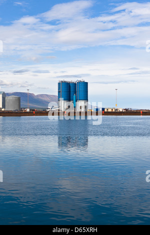 De grands réservoirs en mer commercial dock dans le Nord de l'Islande. Shot verticale Banque D'Images
