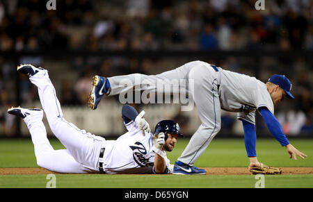San Diego, Californie, États-Unis. Le 11 avril 2013. Les Aumôniers' Yonder Alonso revient sur le premier but en glissant sous les Dodgers' Mark Ellis sur un double jeu dans la deuxième manche au Petco Park de San Diego, jeudi. Obligatoire | Crédit photo : Photo Hayne Palmour IV/U-T San Diego (Image Crédit : Crédit : U-T San Diego/ZUMAPRESS.com/Alamy Live News) Banque D'Images