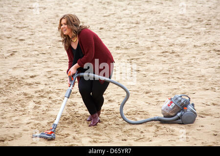 Bournemouth, Royaume-Uni Vendredi 12 avril 2013. Hoovers étudiant la plage de Bournemouth, Royaume-Uni Banque D'Images