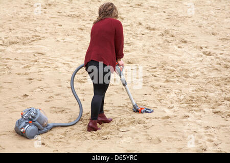 Bournemouth, Royaume-Uni Vendredi 12 avril 2013. Hoovers étudiant la plage de Bournemouth, Royaume-Uni Banque D'Images