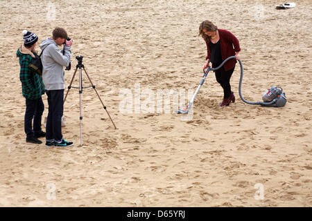 Bournemouth, Royaume-Uni Vendredi 12 avril 2013. Hoovers étudiant la plage de Bournemouth, Royaume-Uni Banque D'Images