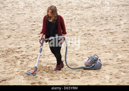 Bournemouth, Royaume-Uni Vendredi 12 avril 2013. Hoovers étudiant la plage de Bournemouth, Royaume-Uni Banque D'Images