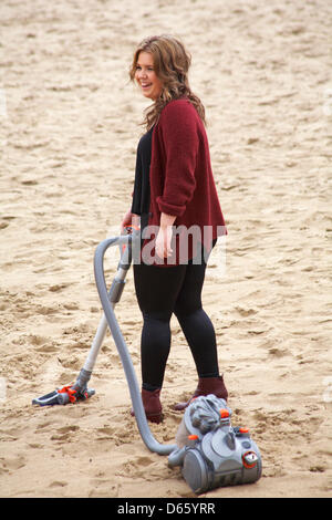 Bournemouth, Royaume-Uni Vendredi 12 avril 2013. Hoovers étudiant la plage de Bournemouth, Royaume-Uni Banque D'Images