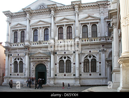 La façade extérieure de la Scuola Grande di San Rocco Venise Italie Banque D'Images