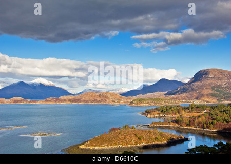 SHIELDAIG ET LOCH SHIELDAIG AVEC UNE MONTAGNE SUR UNE PREMIÈRE JOURNÉE DE PRINTEMPS DANS LES HAUTES TERRES D'ECOSSE DE LA CÔTE OUEST Banque D'Images