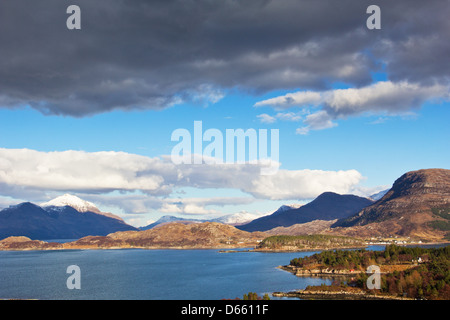 SHIELDAIG VILLAGE ET LOCH SHIELDAIG SUR UNE PREMIÈRE JOURNÉE DE PRINTEMPS DANS LES HAUTES TERRES D'ECOSSE DE LA CÔTE OUEST Banque D'Images