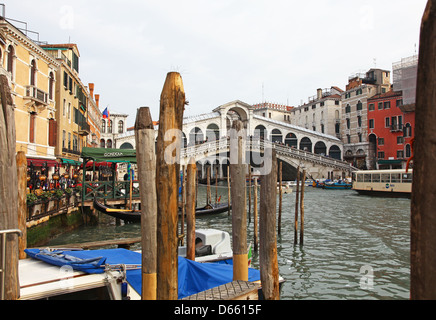 Tombereaux couverts bleu pour l'hiver en face du Pont du Rialto à Venise Italie bollards en bois Banque D'Images