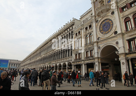 Les Procuraties Vecchie et Torre dell'orologio ou tour de l'horloge à la place St Marc ou la Piazza San Marco Venise Italie Banque D'Images