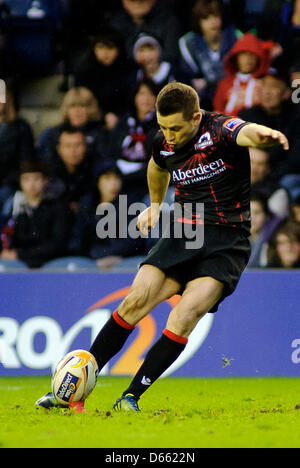 Edinburgh, Ecosse, Royaume-Uni. Vendredi 12 avril 2013. Greig Laidlaw un coup de mort au cours de l'Edinburgh v Connacht Rabodirect Pro12 Jeu, stade de Murrayfield. Crédit : Colin Lunn / Alamy Live News Banque D'Images