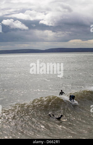 Bournemouth, Royaume-Uni Vendredi 12 avril 2013. Le surf sous un ciel orageux à Bournemouth, Royaume-Uni Crédit : Carolyn Jenkins/Alamy Live News Banque D'Images