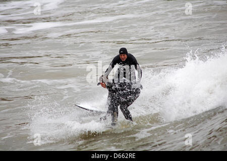 Bournemouth, Royaume-Uni Vendredi 12 avril 2013. Le surf sous un ciel orageux à Bournemouth, Royaume-Uni Crédit : Carolyn Jenkins/Alamy Live News Banque D'Images