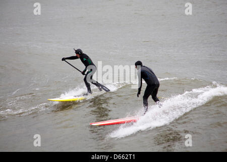 Bournemouth, Royaume-Uni Vendredi 12 avril 2013. Le surf sous un ciel orageux à Bournemouth, Royaume-Uni Crédit : Carolyn Jenkins/Alamy Live News Banque D'Images