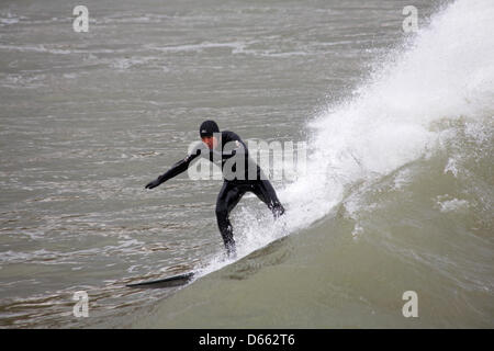 Bournemouth, Royaume-Uni Vendredi 12 avril 2013. Le surf sous un ciel orageux à Bournemouth, Royaume-Uni Crédit : Carolyn Jenkins/Alamy Live News Banque D'Images