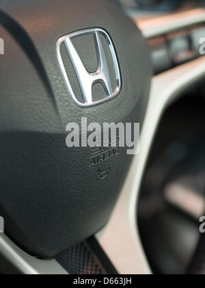 Close up of Honda logo sur le volant d'une voiture Banque D'Images