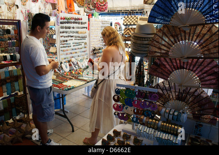 Touriste de faire un achat dans Mercado 28 souvenirs et marché artisanal à Cancun, Mexique Banque D'Images