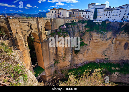 Puente Nuevo (Pont Neuf) enjambant la Gorge El Tajo et Rio (Rio Guadalevin rivière) dans la ville de Ronda, Costa del Sol Banque D'Images