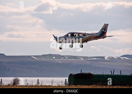 Aviation Tayside Piper PA-28 Warrior G-BIIT appareil approchait de la piste pour atterrir à l'aéroport de Dundee, Royaume-Uni