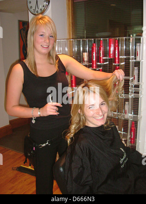 Jeune femme coiffure la coupe de cheveux au salon, Sunningdale, Berkshire, Angleterre, Royaume-Uni Banque D'Images