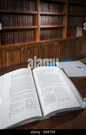 Law Library Close Up Detail of Books on Table Banque D'Images