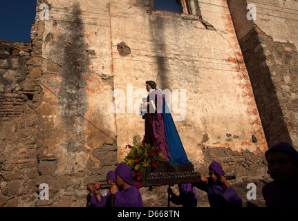 Les hommes portent une sculpture d'un Saint à Pâques Semaine Sainte à Antigua Guatemala Banque D'Images