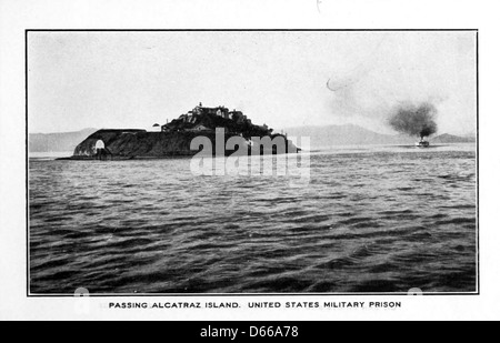 Cette photographie de 1907 capture un voyage panoramique sur le célèbre Mt. Chemin de fer Tamalpais en Californie, connu pour son chemin torsadé et ses vues à couper le souffle. L'image montre également l'île d'Alcatraz, qui abrite la prison militaire des États-Unis au début du XXe siècle. Banque D'Images