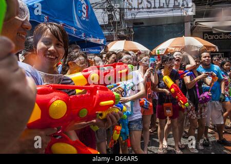 Bangkok, Thaïlande. 13 avril, 2013. Les Thaïlandais et les touristes étrangers participent aux combats de l'eau de haut en bas la route Khao San, ce qui est ''Bangkok backpacker'', pendant Songkran célébrations dans la capitale thaïlandaise. Songkran est célébré en Thaïlande comme le traditionnel jour de l'An du 13 au 16 avril. La date du festival a été initialement défini par calcul astrologique, mais c'est maintenant corrigé. Si les jours tombent un week-end, les jours manqués sont prises sur la semaine qui suit immédiatement. Alamy. Banque D'Images