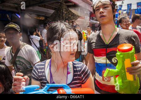 Bangkok, Thaïlande. 13 avril, 2013. Les Thaïlandais et les touristes étrangers participent aux combats de l'eau de haut en bas la route Khao San, ce qui est ''Bangkok backpacker'', pendant Songkran célébrations dans la capitale thaïlandaise. Songkran est célébré en Thaïlande comme le traditionnel jour de l'An du 13 au 16 avril. La date du festival a été initialement défini par calcul astrologique, mais c'est maintenant corrigé. Si les jours tombent un week-end, les jours manqués sont prises sur la semaine qui suit immédiatement. Alamy. Banque D'Images