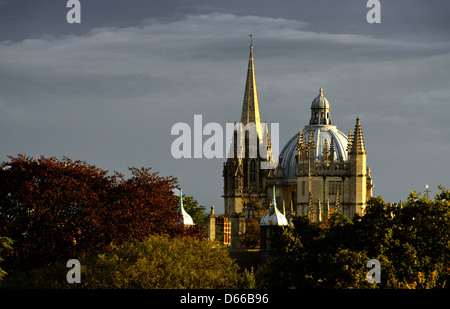 Vue d'Oxford de l'immeuble des sciences de la Terre à la Radcliffe Camera, vers l'église St Mary et l'ancienne École Tower Banque D'Images