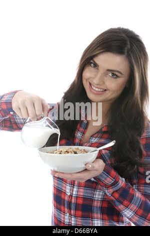 Belle jeune femme caucasienne, manger des céréales pour petit déjeuner sain, isolée sur blanc Banque D'Images