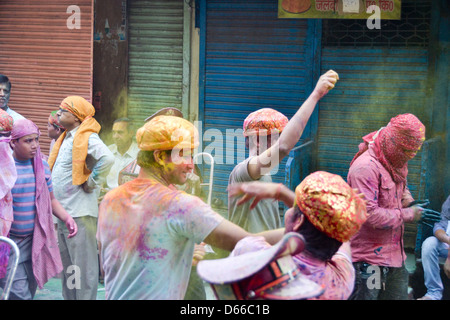 Les enfants jouant holi Banque D'Images