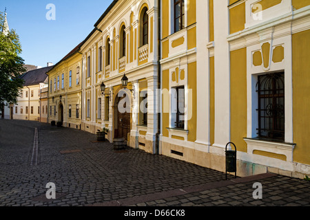 Veszprem, Hongrie. Dans la ville Central Transdanubia région. Rue de la vieille ville. Banque D'Images