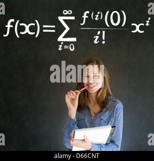 Apprendre les mathématiques ou mathématiques confiance belle femme fond blackboard chalk enseignant Banque D'Images