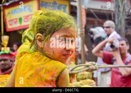 Little girl playing holi Banque D'Images