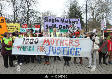 Hôtel de Ville de Tottenham, London, UK. 13 avril 2013. Banderoles et slogans comme les mères 1000 Marche pour la justice. Les mères 1000 Marche pour la Justice de Haringey pour protester contre les coupures et l'avantage qui est prévu à partir de Haringey lundi. Crédit : Matthieu Chattle/Alamy Live News Banque D'Images