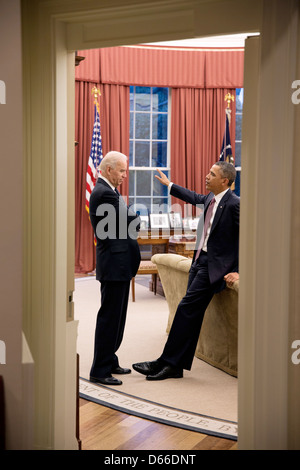 Le président américain Barack Obama parle avec le Vice-président Joe Biden dans le bureau ovale le 5 mars 2013 à Washington, DC. Banque D'Images