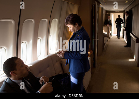 Rob Nabors, Sous-chef de cabinet de la Maison Blanche pour la politique, et conseiller principal Valerie Jarrett attendez que le président Barack Obama de faire descendre l'Air Force One à l'arrivée le 15 mars 2013 à Joint Base Andrews, MD. Banque D'Images