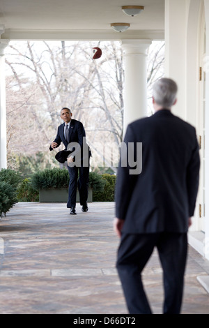 Le président américain Barack Obama lance un ballon de football avec le chef de cabinet Denis McDonough sur la Colonnade de la Maison Blanche le 15 mars 2013 à Washington, DC. Banque D'Images