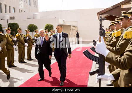 Le président américain Barack Obama marche avec le président Mahmoud Abbas de l'Autorité palestinienne avant de quitter le complexe présidentiel Mugata, 21 mars 2013 à Ramallah, Cisjordanie. Banque D'Images