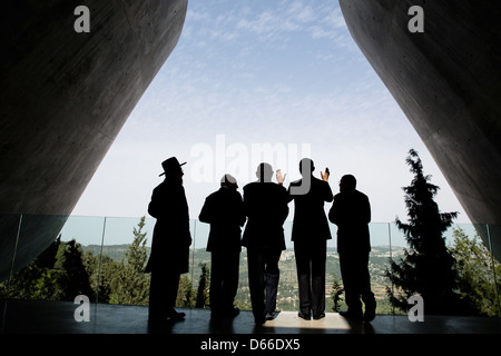 Le président américain Barack Obama visite le Musée de l'Holocauste Yad Vashem, le 22 mars 2013 à Jérusalem, Israël. Comité permanent avec le Président, de gauche, sont : le rabbin Yisrael Meir Lau, le président israélien Shimon Peres, le Premier ministre israélien Benjamin Netanyahu, et Avner Shalev, Président de la direction de Yad Vashem. Banque D'Images