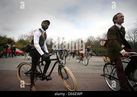 Londres, Royaume-Uni. 13 avril 2013. Le Tweed Run est un groupe en vélo à travers le centre de Londres, dans laquelle les cyclistes sont attendus à s'habiller en tenue traditionnelle, en particulier britanniques tweed plus quatre costumes. Crédit : Stuart Emmerson /Alamy Live News Banque D'Images