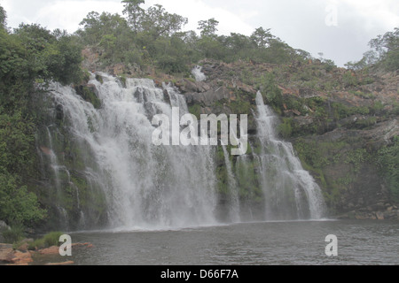 L'eau tombe à l'État de Goiás Chapada dos Veadeiros Banque D'Images