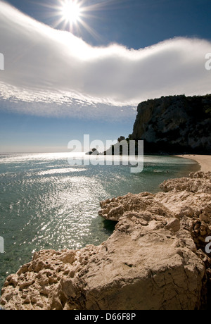 Bien des réflexions sur le célèbre Cala Luna beach, avec des rochers sur la mer, de la côte de Cala Gonone, Orosei Golfe,Dorgali,Sardaigne,Italie Banque D'Images