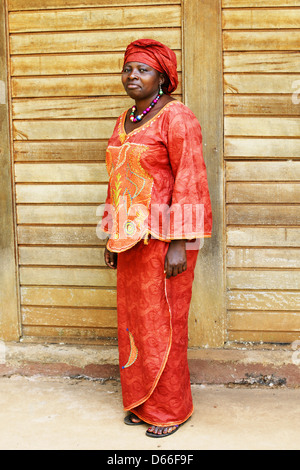 Full body shot of mature femme africaine dans des vêtements traditionnels ou boubou Banque D'Images