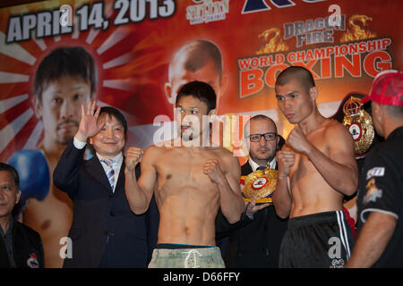 Jakarta, Indonésie, le 13 avril 2013. Champion Poids plume WBA Chris John (à droite) et Satoshi Hosono posent pour la photo pendant le poids en Hotel-Jakarta au Sultan. Chris John va défendre son titre contre Satoshi Hosono le 14 avril 2013 à Jakarta.Credit : Donal Husni/Alamy Live News Banque D'Images