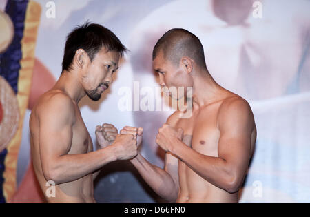 Jakarta, Indonésie, le 13 avril 2013. Le champion poids plume WBA Chris John de l'Indonésie (R) et son challenger Satoshi Hosono du Japon posent pour le photographe au cours de la pesée de dans la région de Jakarta. John va défendre son titre contre boxeur japonais Hosono le 14 avril 2013 à Jakarta.Credit : Donal Husni/Alamy Live News Banque D'Images