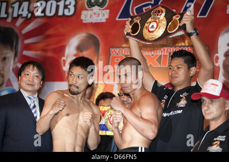 Jakarta, Indonésie, le 13 avril 2013. Le champion poids plume WBA Chris John de l'Indonésie (R) et son challenger Satoshi Hosono du Japon posent pour le photographe au cours de la pesée de dans la région de Jakarta. John va défendre son titre contre boxeur japonais Hosono le 14 avril 2013 à Jakarta.Credit : Donal Husni/Alamy Live News Banque D'Images