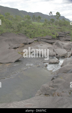 Rivière à Vale da Lua, la vallée de la lune, à Chapada dos Veadeiros, le centre du Brésil Banque D'Images